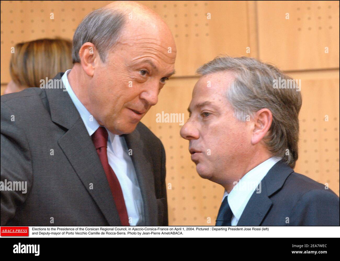 Wahlen zum Präsidenten des korsischen Regionalrats in Ajaccio-Korsika-Frankreich am 1. April 2004. Im Bild: Scheidende Präsidentin Jose Rossi (links) und stellvertretender Bürgermeister von Porto Vecchio Camille de Rocca-Serra. Foto von Jean-Pierre Amet/ABACA. Stockfoto