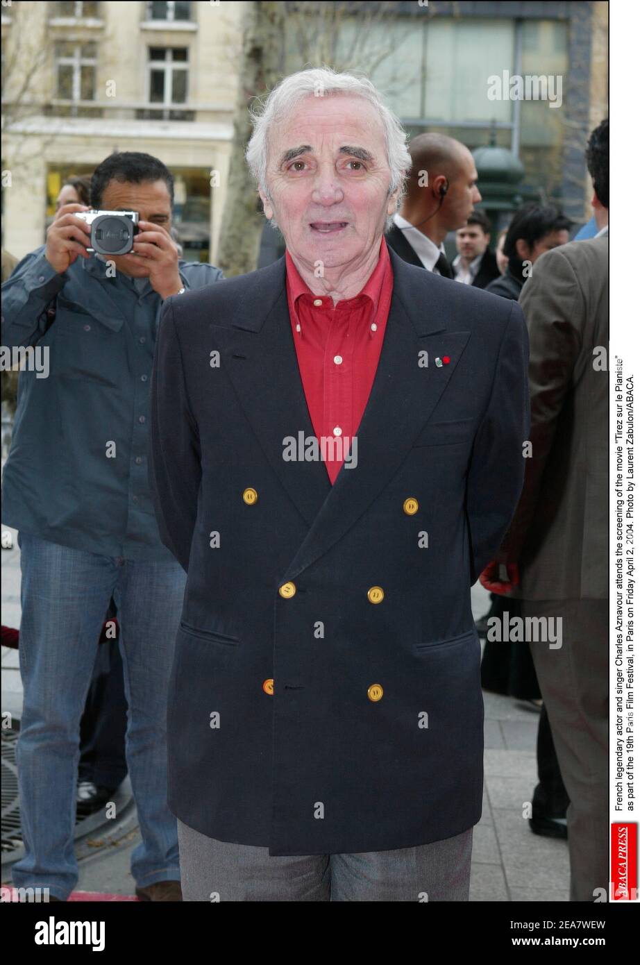 Der französische legendäre Schauspieler und Sänger Charles Aznavour nimmt am Freitag, den 2. April 2004, an der Vorführung des Films Tirez sur le Pianiste im Rahmen des Pariser Filmfestivals 19th in Paris Teil. Foto von Laurent Zabulon/ABACA. Stockfoto