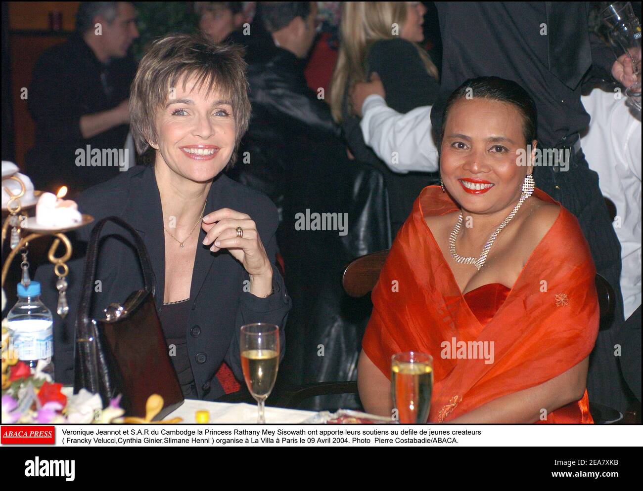 Veronique Jannot et S.A.R du Cambodge la Princess Rathany Mey Sisowath ont apporte leurs soutiens au defile de jeunes createurs ( Francky Velucci,Cynthia Ginier,Slimane Henni ) organize ˆ La Villa ˆ Paris le 09 Avril 2004. Foto Pierre Costabadie/ABACA. Stockfoto