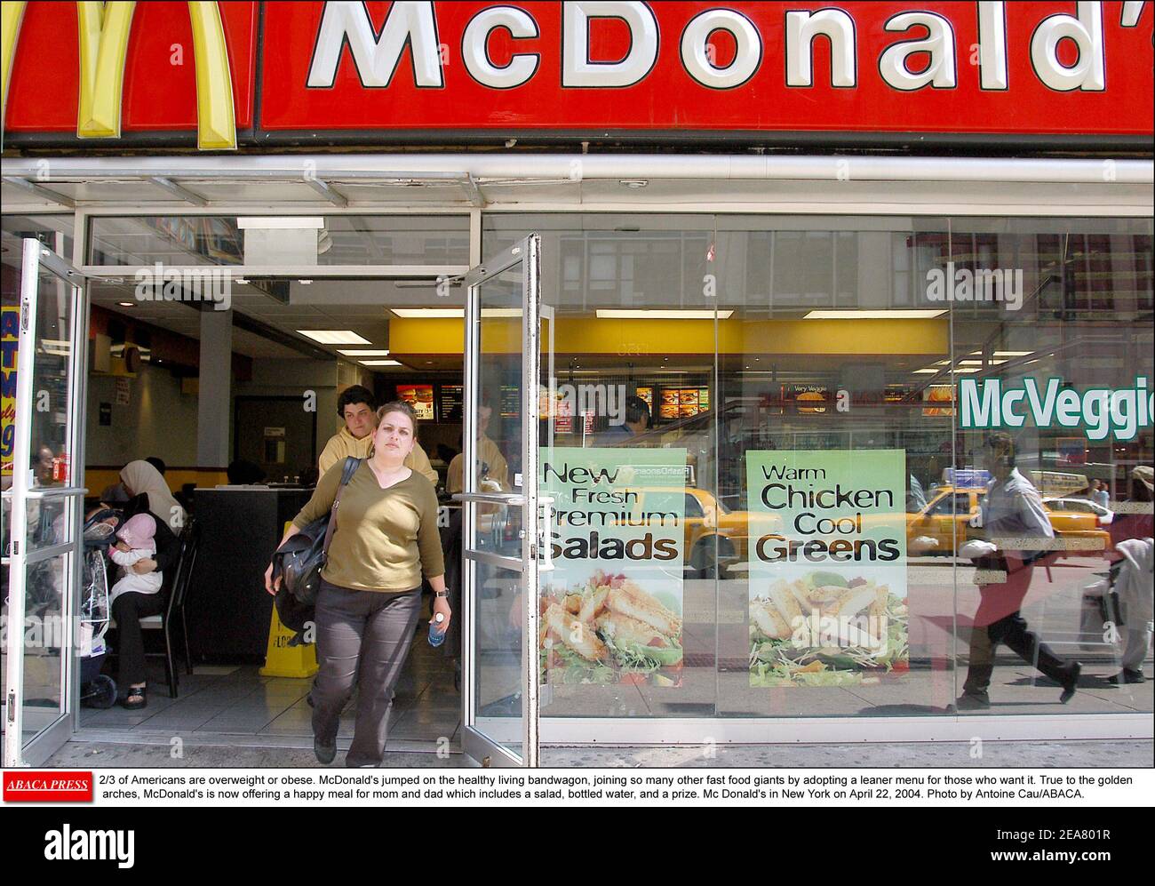 2/3 der Amerikaner sind übergewichtig oder fettleibig. McDonald's sprang auf eine gesunde Lebensweise Zug, so viele andere Fast-Food-Giganten durch die Annahme einer schlankeren Menü für diejenigen, die es wollen. Getreu den goldenen Bögen bietet McDonald's jetzt eine glückliche Mahlzeit für Mama und Papa, die einen Salat, Mineralwasser und einen Preis beinhaltet. MC Donald's in New York am 22. April 2004. Foto von Antoine CAU/ABACA. Stockfoto