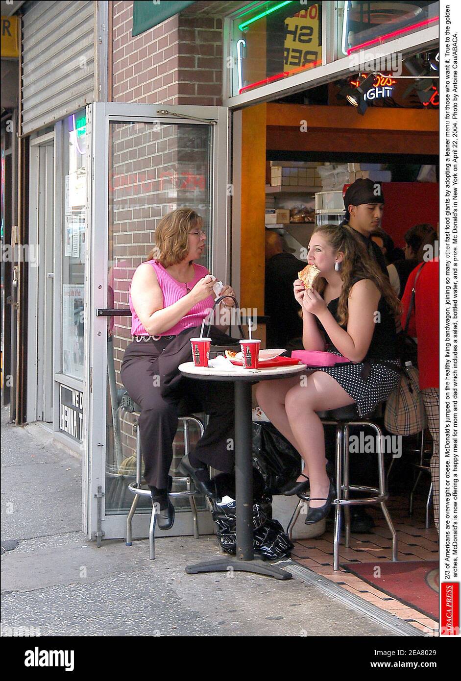 2/3 der Amerikaner sind übergewichtig oder fettleibig. McDonald's sprang auf eine gesunde Lebensweise Zug, so viele andere Fast-Food-Giganten durch die Annahme einer schlankeren Menü für diejenigen, die es wollen. Getreu den goldenen Bögen bietet McDonald's jetzt eine glückliche Mahlzeit für Mama und Papa, die einen Salat, Mineralwasser und einen Preis beinhaltet. MC Donald's in New York am 22. April 2004. Foto von Antoine CAU/ABACA. Stockfoto