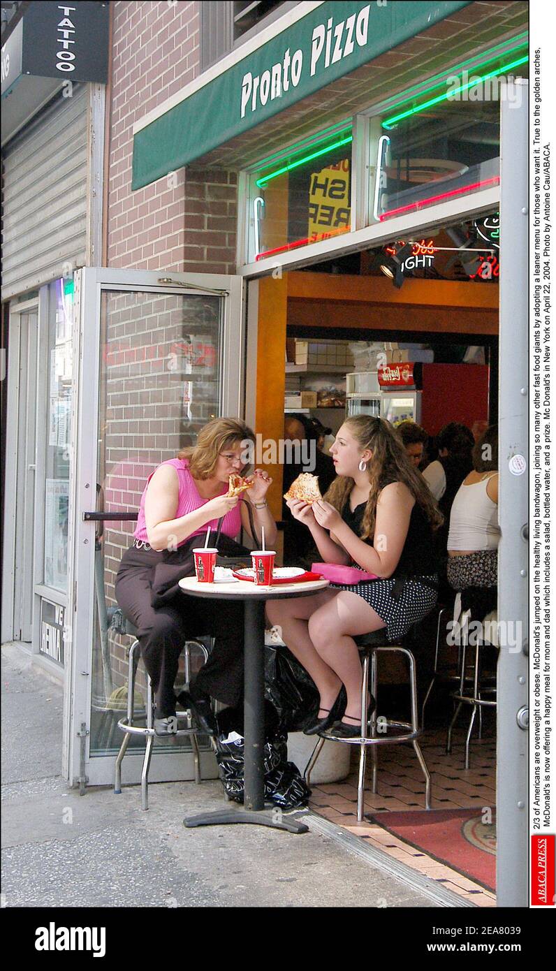 2/3 der Amerikaner sind übergewichtig oder fettleibig. McDonald's sprang auf eine gesunde Lebensweise Zug, so viele andere Fast-Food-Giganten durch die Annahme einer schlankeren Menü für diejenigen, die es wollen. Getreu den goldenen Bögen bietet McDonald's jetzt eine glückliche Mahlzeit für Mama und Papa, die einen Salat, Mineralwasser und einen Preis beinhaltet. MC Donald's in New York am 22. April 2004. Foto von Antoine CAU/ABACA. Stockfoto
