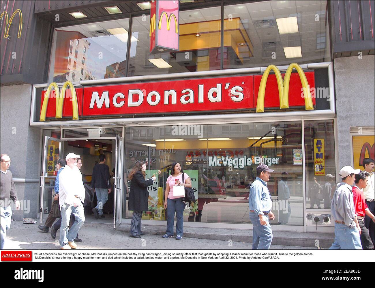 2/3 der Amerikaner sind übergewichtig oder fettleibig. McDonald's sprang auf eine gesunde Lebensweise Zug, so viele andere Fast-Food-Giganten durch die Annahme einer schlankeren Menü für diejenigen, die es wollen. Getreu den goldenen Bögen bietet McDonald's jetzt eine glückliche Mahlzeit für Mama und Papa, die einen Salat, Mineralwasser und einen Preis beinhaltet. MC Donald's in New York am 22. April 2004. Foto von Antoine CAU/ABACA. Stockfoto