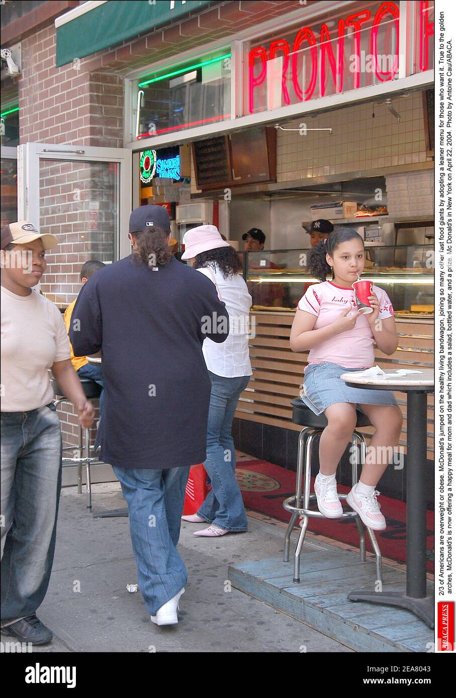 2/3 der Amerikaner sind übergewichtig oder fettleibig. McDonald's sprang auf eine gesunde Lebensweise Zug, so viele andere Fast-Food-Giganten durch die Annahme einer schlankeren Menü für diejenigen, die es wollen. Getreu den goldenen Bögen bietet McDonald's jetzt eine glückliche Mahlzeit für Mama und Papa, die einen Salat, Mineralwasser und einen Preis beinhaltet. MC Donald's in New York am 22. April 2004. Foto von Antoine CAU/ABACA. Stockfoto