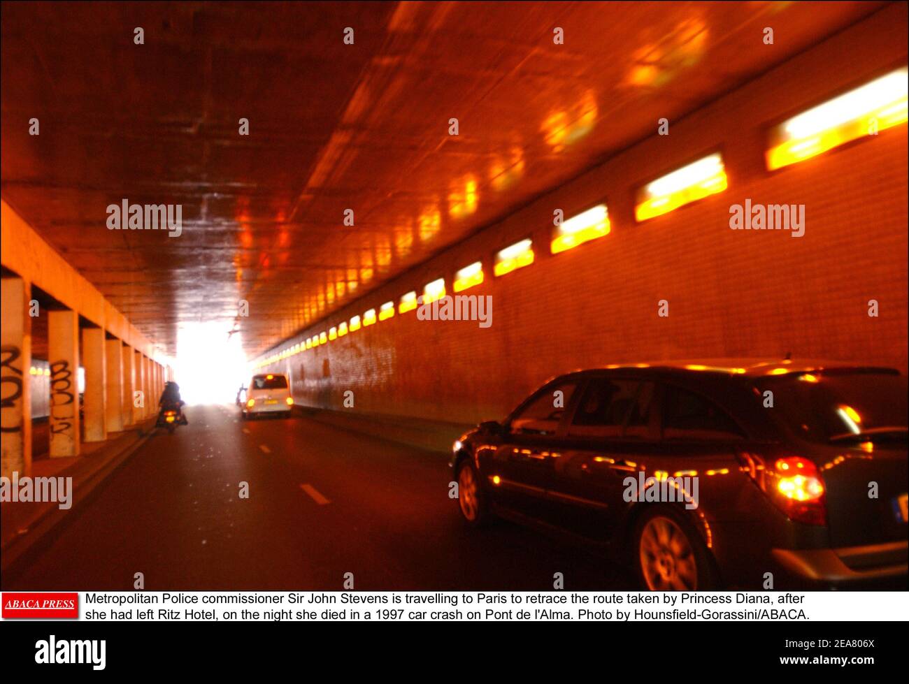 Metropolitan Police commissioner Sir John Stevens reist nach Paris, um die Route von Prinzessin Diana zurückzuverfolgen, nachdem sie das Ritz Hotel verlassen hatte, in der Nacht, als sie bei einem Autounfall von 1997 auf Pont de l'Alma starb. Foto von Giancarlo Gorassini-Hounsfield/ABACA. Stockfoto