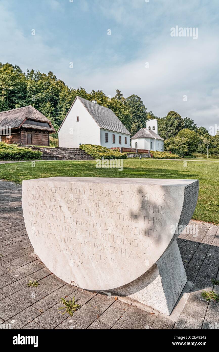 Smiljan, Kroatien - 12. Aug 2020: Steininschrift vor dem Geburtsort von Nikola Tesla Stockfoto