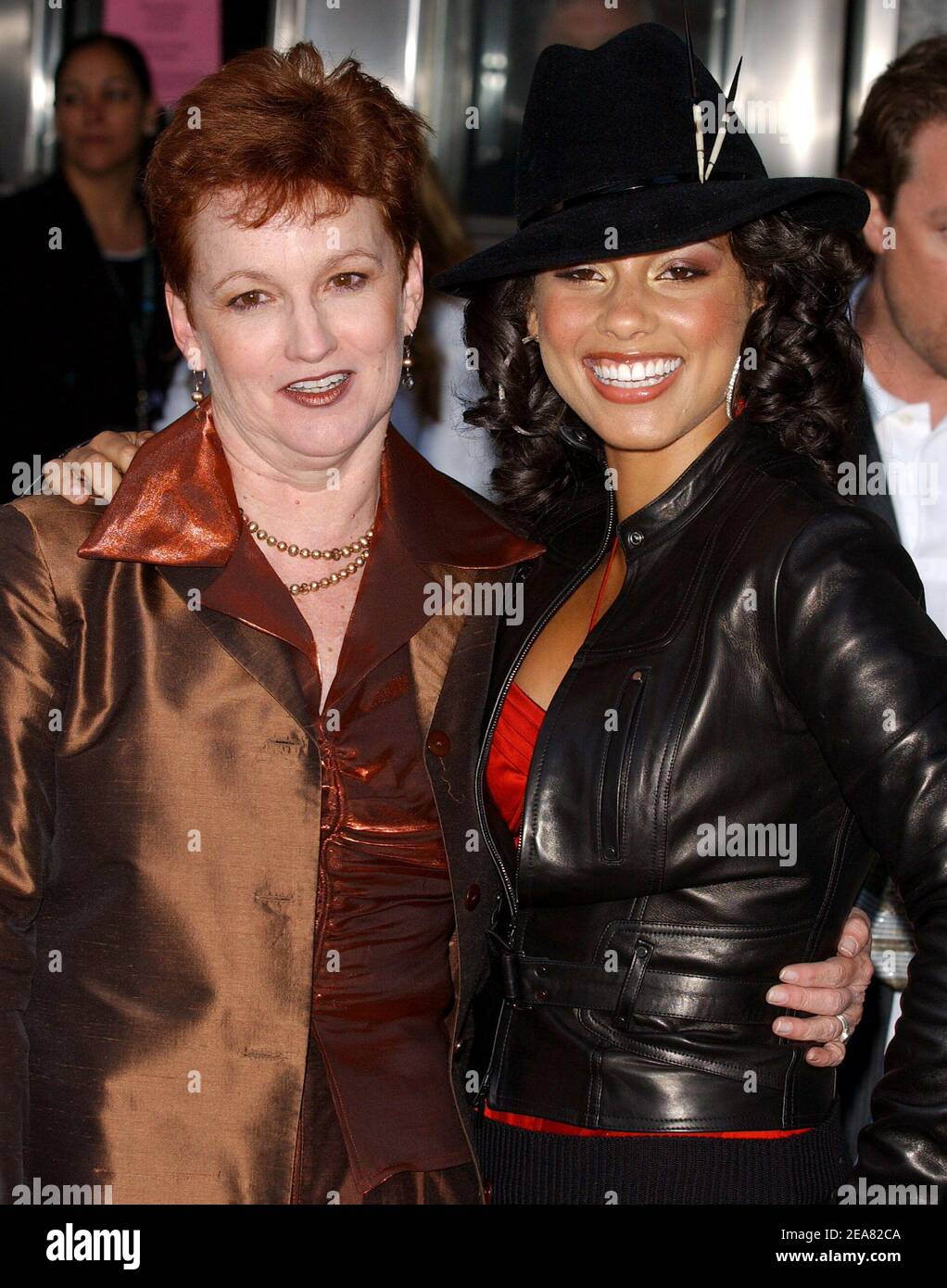 Alicia Keys und ihre Mutter Terri Augello kommen bei der Premiere von With All Absichtsed Speed im Rahmen des Tribeca Film Festivals 2004 an der Stuyvesant High School in New York am Mittwoch, den 5. Mai 2004. (Im Bild: Alicia Keys, Terri Augello) Foto von Nicolas Khayat/ABACA Stockfoto