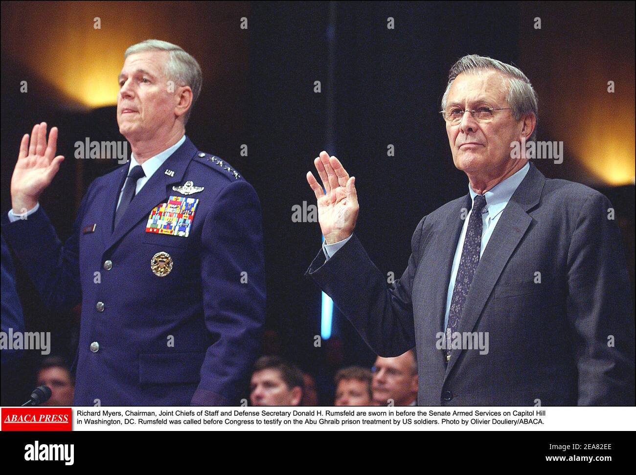 Richard Myers, Chairman, Joint Chiefs of Staff und Verteidigungsminister Donald H. Rumsfeld werden vor dem US-Senat auf dem Capitol Hill in Washington, DC vereidigt. Rumsfeld wurde vor dem Kongress gerufen, um über die Behandlung des Abu Ghraib Gefängnisses durch US-Soldaten zu bezeugen. Foto von Olivier Douliery/ABACA. Stockfoto