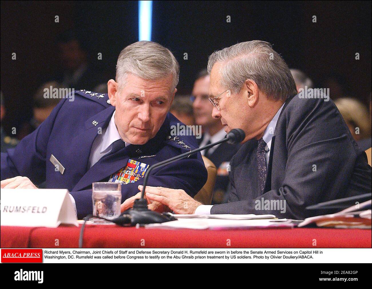 Richard Myers, Chairman, Joint Chiefs of Staff und Verteidigungsminister Donald H. Rumsfeld werden vor dem US-Senat auf dem Capitol Hill in Washington, DC vereidigt. Rumsfeld wurde vor dem Kongress gerufen, um über die Behandlung des Abu Ghraib Gefängnisses durch US-Soldaten zu bezeugen. Foto von Olivier Douliery/ABACA. Stockfoto
