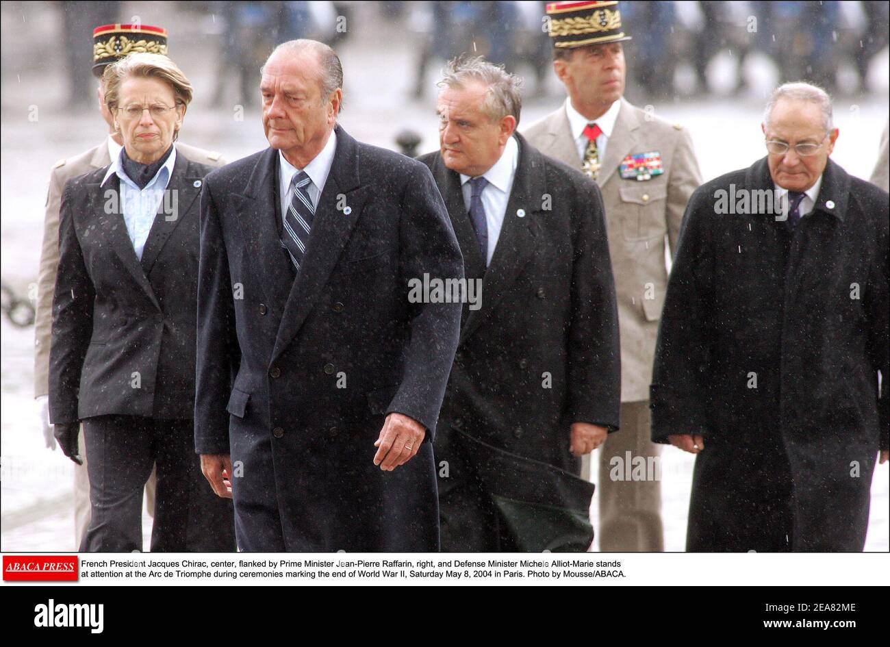 Der französische Präsident Jacques Chirac, Verteidigungsminister Michele Alliot-Marie und Premierminister Jean-Pierre Raffarin nehmen am 8. Mai 2004 im Triumphbogen in Paris an einer Feier zum Jahrestag des Endes des Zweiten Weltkriegs Teil. Foto von Mousse/ABACA. Stockfoto