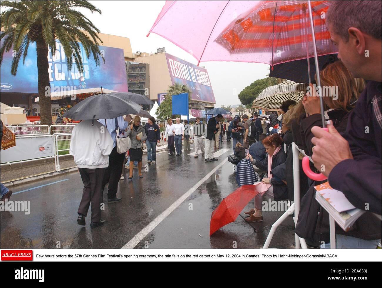 Wenige Stunden vor der Eröffnungsfeier der Filmfestspiele von Cannes 57th fällt am 12. Mai 2004 in Cannes der Regen auf den roten Teppich. Foto von Hahn-Nebinger-Gorassini/ABACA. Stockfoto