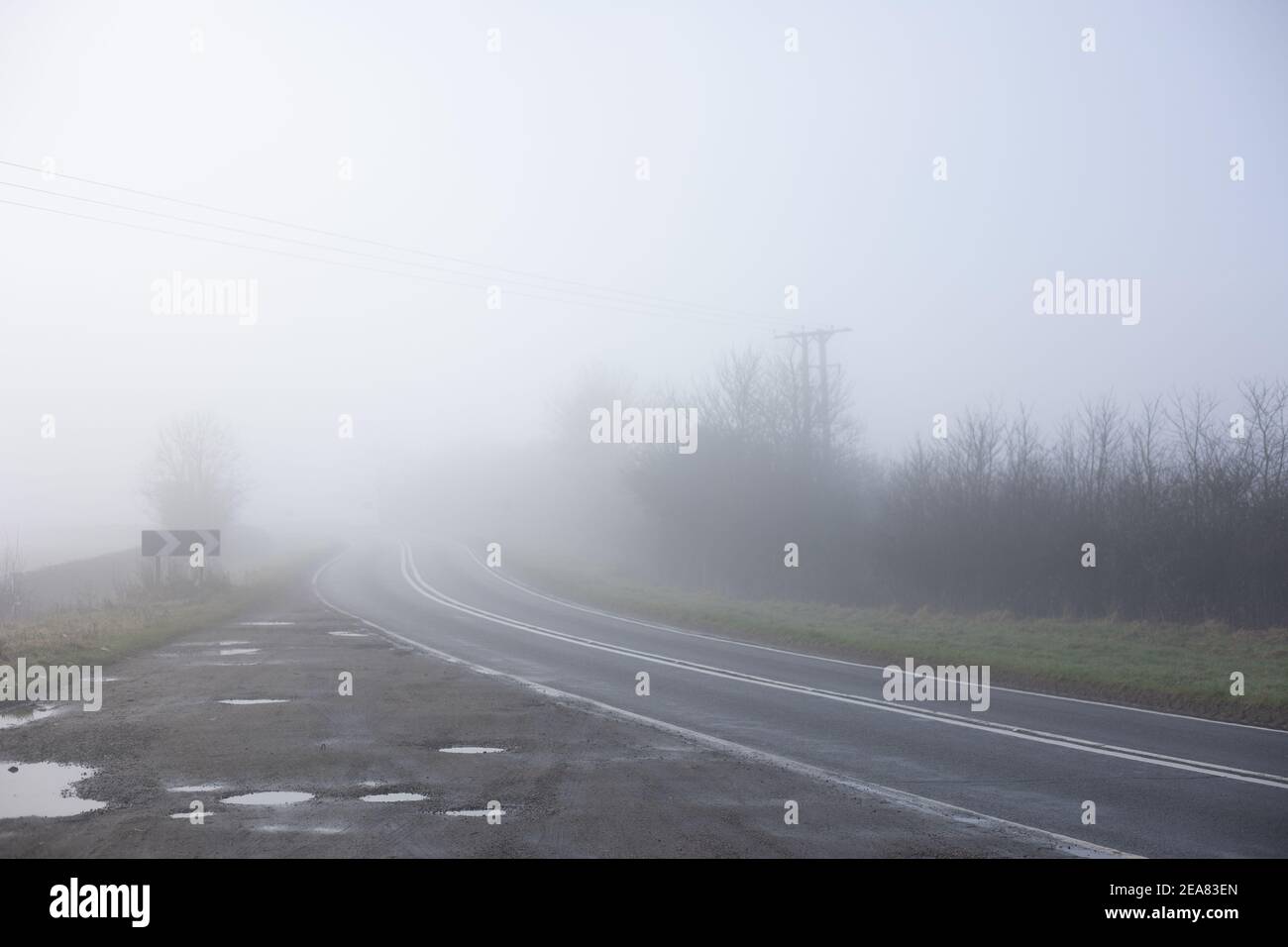 Nebel verdunkelt die Sicht auf die Straße vor uns. Stockfoto