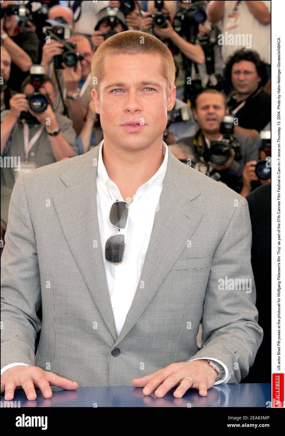 DER US-Schauspieler Brad Pitt posiert bei der Fotozelle für Wolfgang Petersens Film 'Troy' im Rahmen der Filmfestspiele von Cannes 57th in Cannes-Frankreich am Donnerstag, den 13. Mai 2004. Foto von Hahn-Nebinger-Gorassini/ABACA. Stockfoto