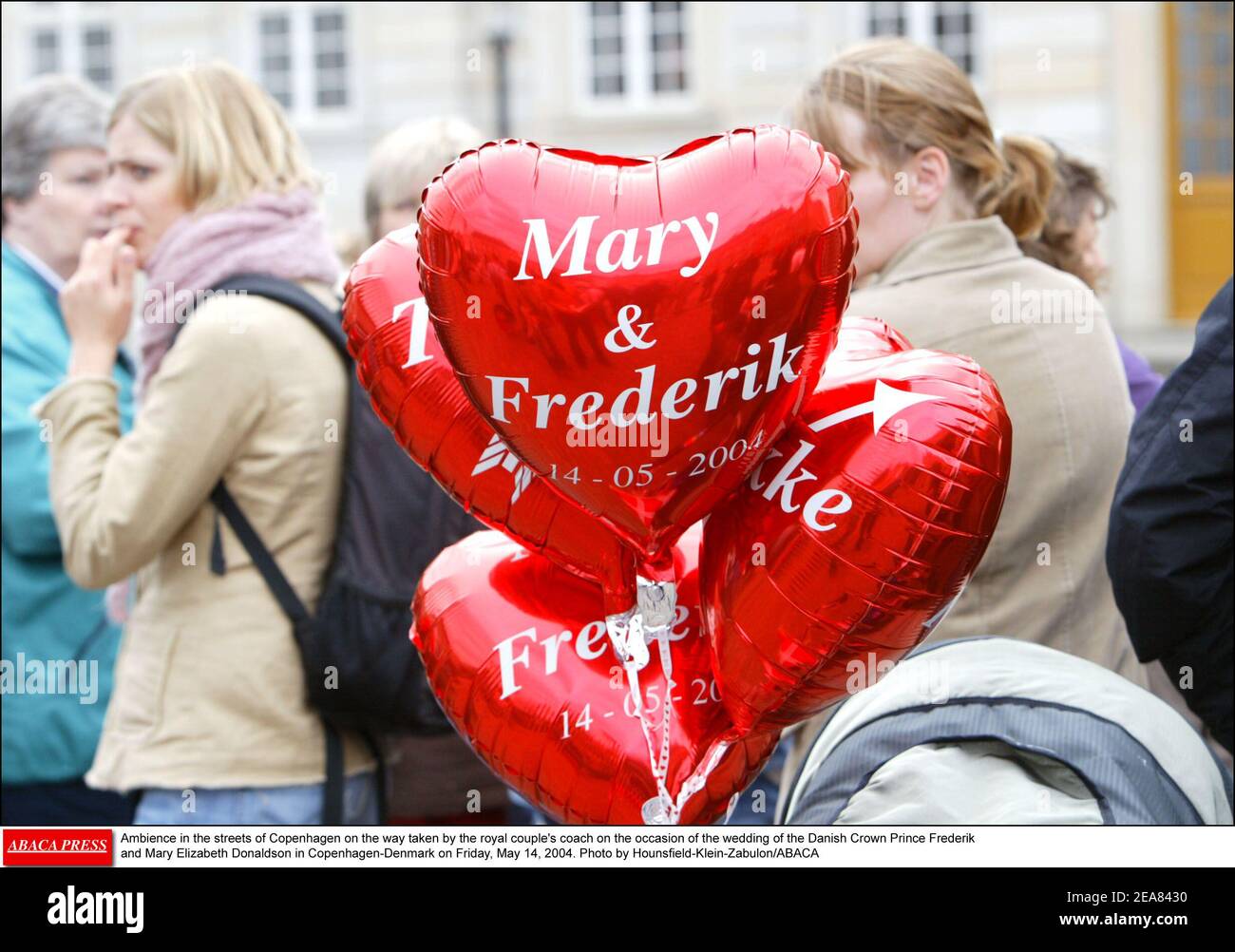 Ambiente in den Straßen Kopenhagens auf dem Weg, den der Kutsche des königlichen Paares anlässlich der Hochzeit des dänischen Kronprinzen Frederik und Mary Elizabeth Donaldson am Freitag, den 14. Mai 2004 in Kopenhagen-Dänemark einnahm. Foto von Hounsfield-Klein-Zabulon/ABACA Stockfoto