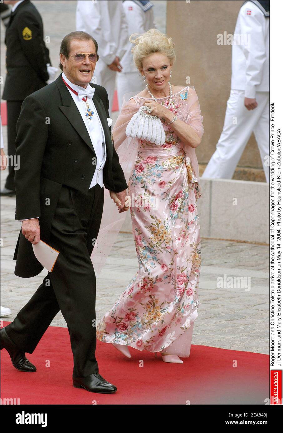 Roger Moore und Christine Tolstrup kommen am 14. Mai 2004 zur Hochzeit von Kronprinz Frederik von Dänemark und Mary Elisabeth Donaldson in die Kathedrale von Kopenhagen. Foto von Hounsfield-Klein-Zabulon/ABACA Stockfoto