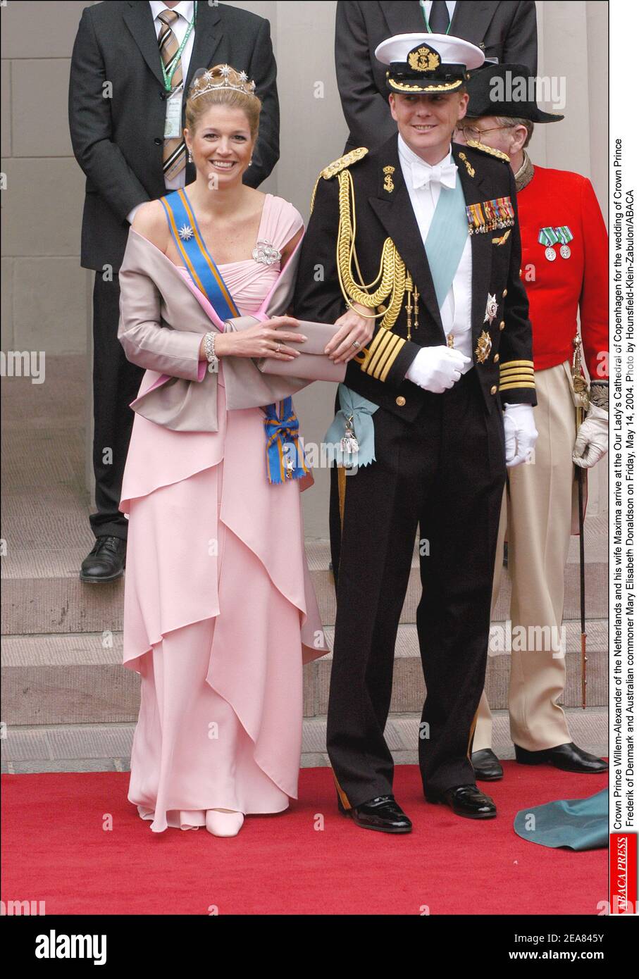 Kronprinz Willem-Alexander von den Niederlanden und seine Frau Maxima kommen am Freitag, den 14. Mai 2004, zur Hochzeit von Kronprinz Frederik von Dänemark und der australischen Bürgerin Mary Elisabeth Donaldson in die Kathedrale unserer Lieben Frau von Kopenhagen. Foto von Hounsfield-Klein-Zabulon/ABACA Stockfoto