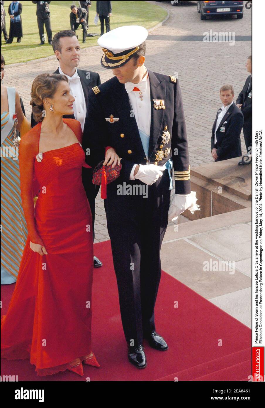 Prinz Felipe von Spanien und seine Verlobte Letizia Ortiz kommen am Freitag, den 14. Mai 2004, zum Hochzeitsbankett des dänischen Kronprinzen Frederik mit Mary Elizabeth Donaldson im Schloss Fredensborg in Kopenhagen an. Foto von Hounsfield-Klein-Zabulon/ABACA. Stockfoto