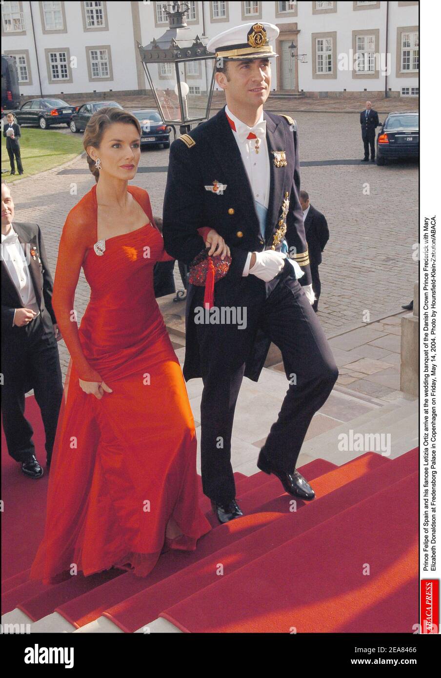 Prinz Felipe von Spanien und seine Verlobte Letizia Ortiz kommen am Freitag, den 14. Mai 2004, zum Hochzeitsbankett des dänischen Kronprinzen Frederik mit Mary Elizabeth Donaldson im Schloss Fredensborg in Kopenhagen an. Foto von Hounsfield-Klein-Zabulon/ABACA. Stockfoto