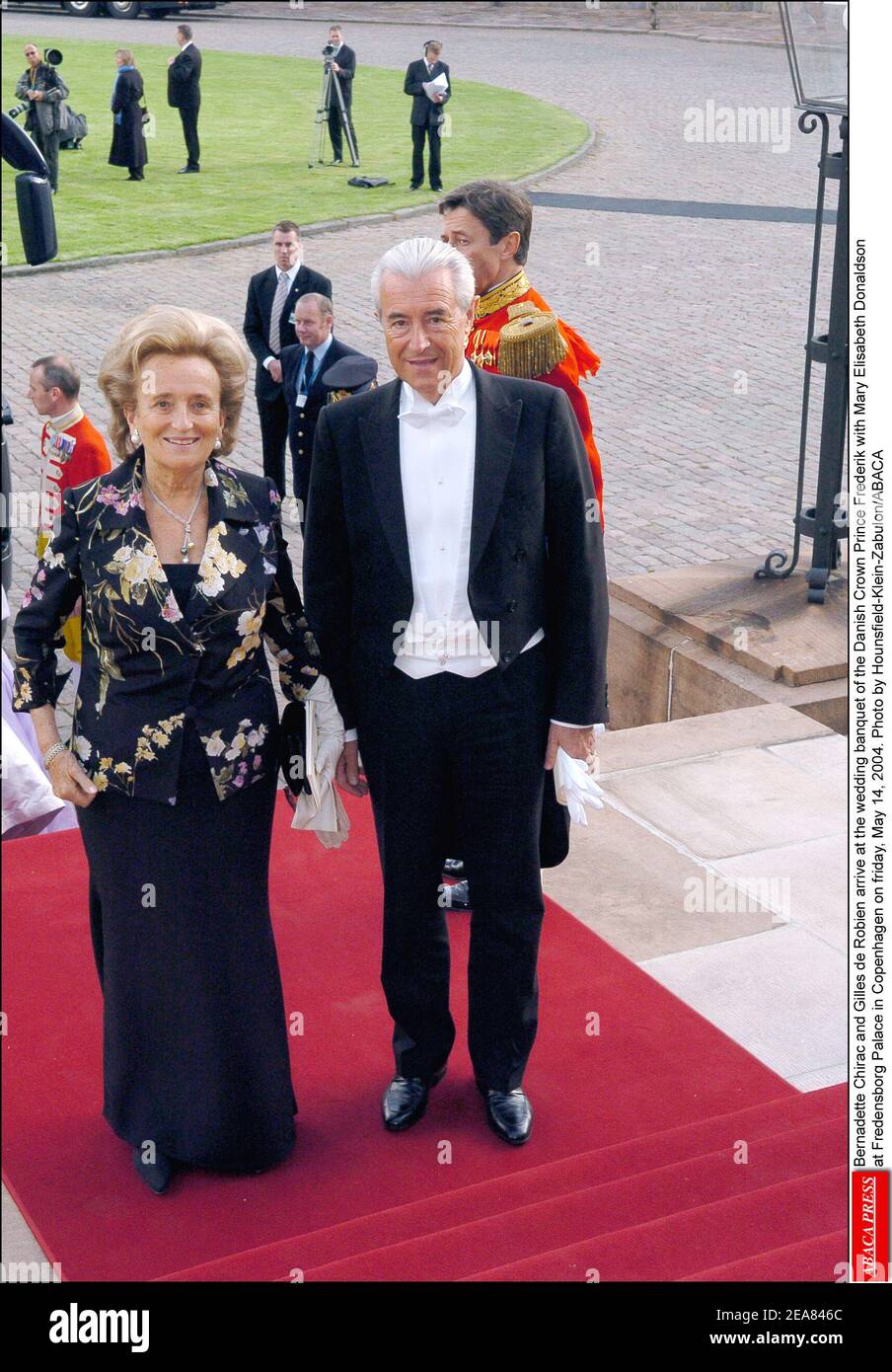 Bernadette Chirac und Gilles de Robien kommen am freitag, den 14. Mai 2004, zum Hochzeitsbankett des dänischen Kronprinzen Frederik mit Mary Elisabeth Donaldson im Schloss Fredensborg in Kopenhagen an. Foto von Hounsfield-Klein-Zabulon/ABACA Stockfoto