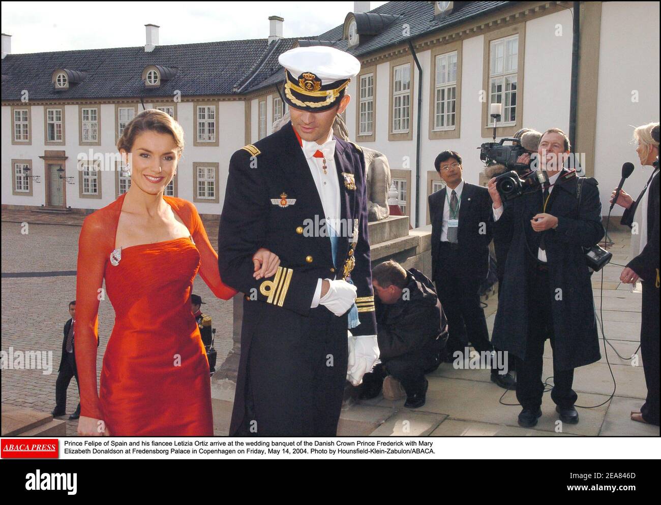 Prinz Felipe von Spanien und seine Verlobte Letizia Ortiz kommen am Freitag, den 14. Mai 2004, zum Hochzeitsbankett des dänischen Kronprinzen Frederik mit Mary Elizabeth Donaldson im Schloss Fredensborg in Kopenhagen an. Foto von Hounsfield-Klein-Zabulon/ABACA. Stockfoto