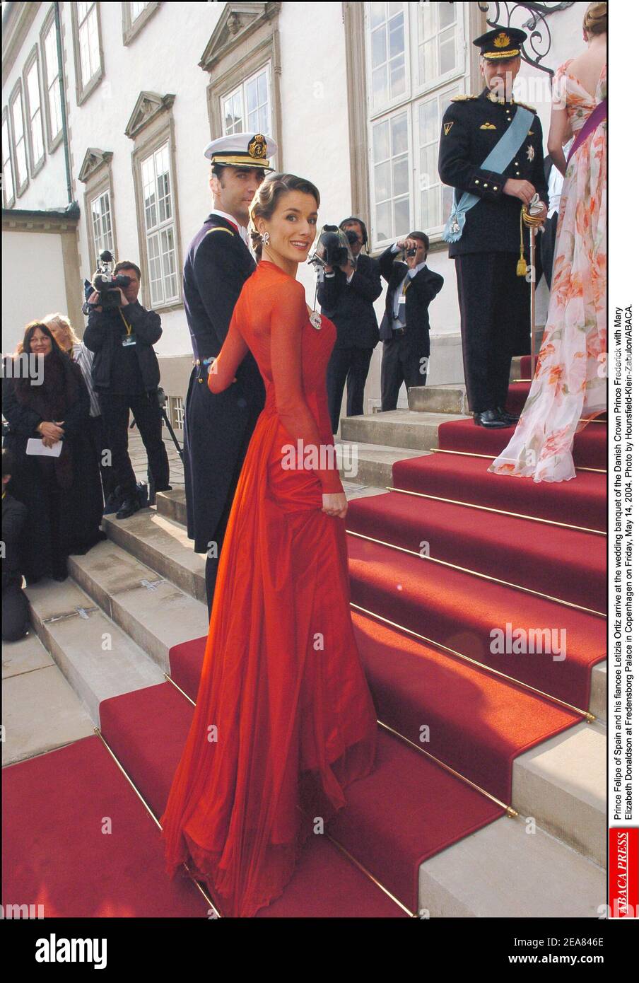 Prinz Felipe von Spanien und seine Verlobte Letizia Ortiz kommen am Freitag, den 14. Mai 2004, zum Hochzeitsbankett des dänischen Kronprinzen Frederik mit Mary Elizabeth Donaldson im Schloss Fredensborg in Kopenhagen an. Foto von Hounsfield-Klein-Zabulon/ABACA. Stockfoto