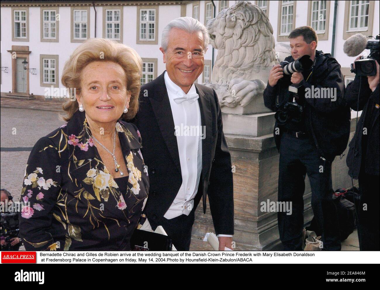 Bernadette Chirac und Gilles de Robien kommen am freitag, den 14. Mai 2004, zum Hochzeitsbankett des dänischen Kronprinzen Frederik mit Mary Elisabeth Donaldson im Schloss Fredensborg in Kopenhagen an.Foto: Hounsfield-Klein-Zabulon/ABACA Stockfoto