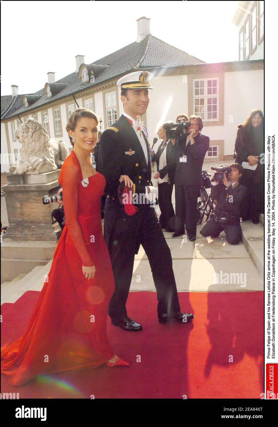 Prinz Felipe von Spanien und seine Verlobte Letizia Ortiz kommen am Freitag, den 14. Mai 2004, zum Hochzeitsbankett des dänischen Kronprinzen Frederik mit Mary Elizabeth Donaldson im Schloss Fredensborg in Kopenhagen an. Foto von Hounsfield-Klein-Zabulon/ABACA. Stockfoto