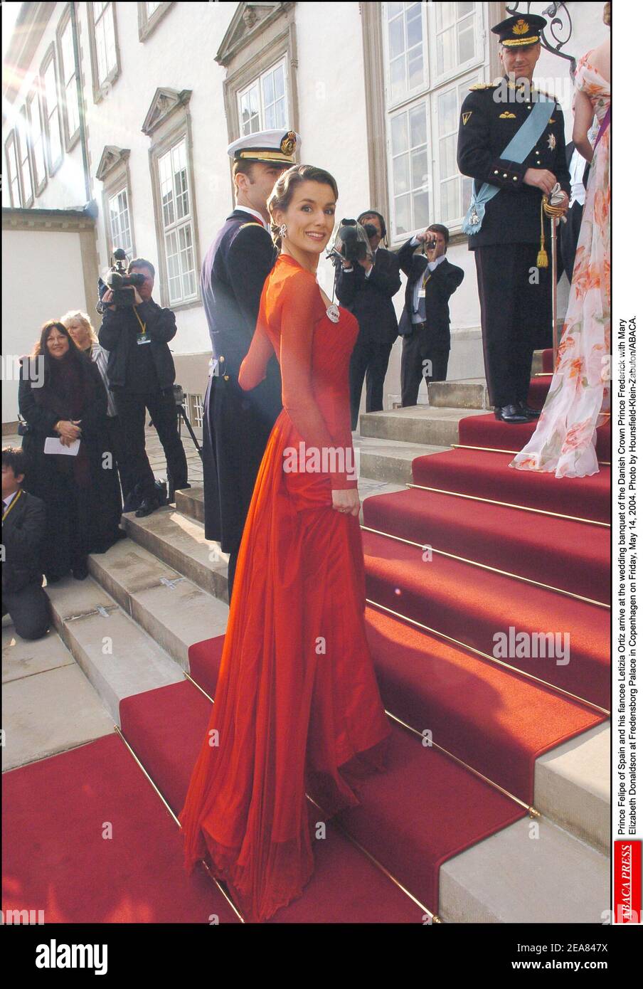 Prinz Felipe von Spanien und seine Verlobte Letizia Ortiz kommen am Freitag, den 14. Mai 2004, zum Hochzeitsbankett des dänischen Kronprinzen Frederik mit Mary Elizabeth Donaldson im Schloss Fredensborg in Kopenhagen an. Foto von Hounsfield-Klein-Zabulon/ABACA. Stockfoto