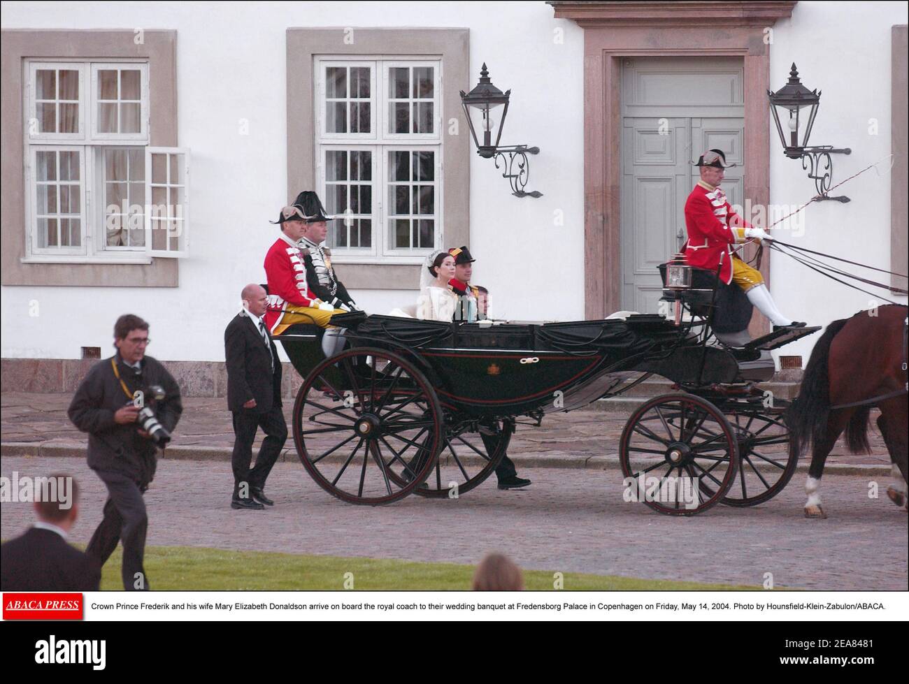 Kronprinz Frederik und seine Frau Mary Elizabeth Donaldson kommen an Bord des königlichen Busses zu ihrem Hochzeitsbankett im Schloss Fredensborg in Kopenhagen am Freitag, 14. Mai 2004. Foto von Hounsfield-Klein-Zabulon/ABACA. Stockfoto