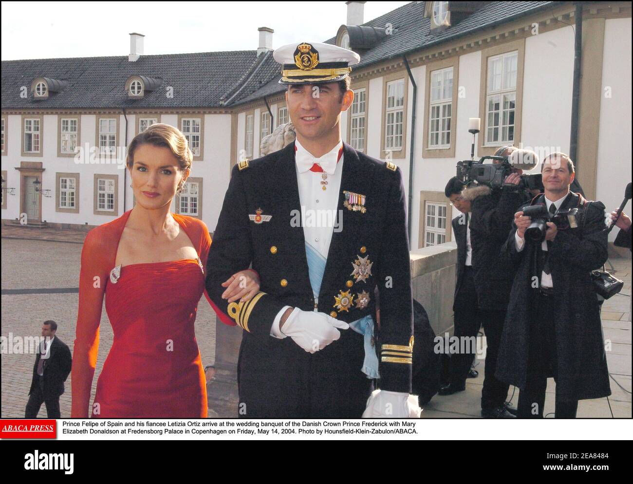 Prinz Felipe von Spanien und seine Verlobte Letizia Ortiz kommen am Freitag, den 14. Mai 2004, zum Hochzeitsbankett des dänischen Kronprinzen Frederik mit Mary Elizabeth Donaldson im Schloss Fredensborg in Kopenhagen an. Foto von Hounsfield-Klein-Zabulon/ABACA. Stockfoto