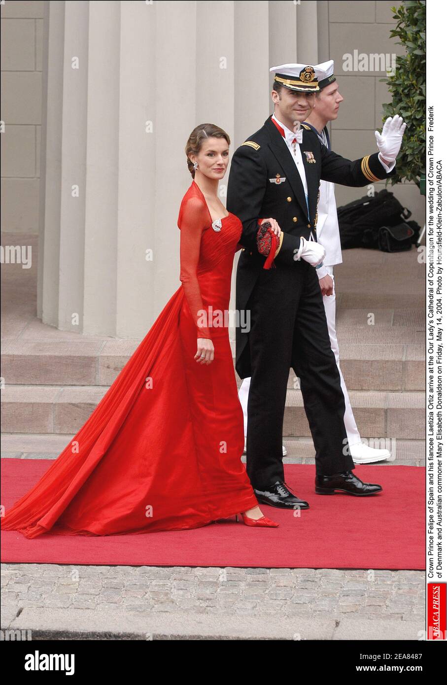 Kronprinz Felipe von Spanien und seine Verlobte Letizia Ortiz kommen am Freitag, den 14. Mai 2004, zur Hochzeit von Kronprinz Frederik von Dänemark und der australischen Bürgerin Mary Elisabeth Donaldson in die Kathedrale unserer Lieben Frau von Kopenhagen. Foto von Hounsfield-Klein-Zabulon/ABACA Stockfoto