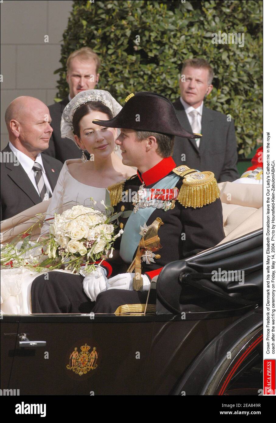 Kronprinz Frederik von Dänemark und seine Frau Mary Elisabeth Donaldson verlassen nach der Hochzeitszeremonie am Freitag, den 14. Mai 2004, die Kathedrale unserer Lieben Frau im königlichen Kutscher. Foto von Hounsfield-Klein-Zabulon/ABACA Stockfoto