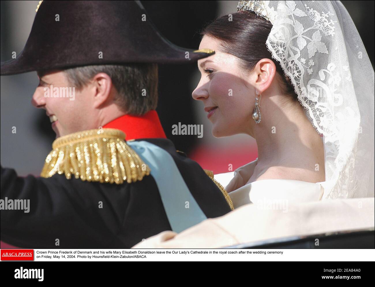 Kronprinz Frederik von Dänemark und seine Frau Mary Elisabeth Donaldson verlassen nach der Hochzeitszeremonie am Freitag, den 14. Mai 2004, die Kathedrale unserer Lieben Frau im königlichen Kutscher. Foto von Hounsfield-Klein-Zabulon/ABACA Stockfoto