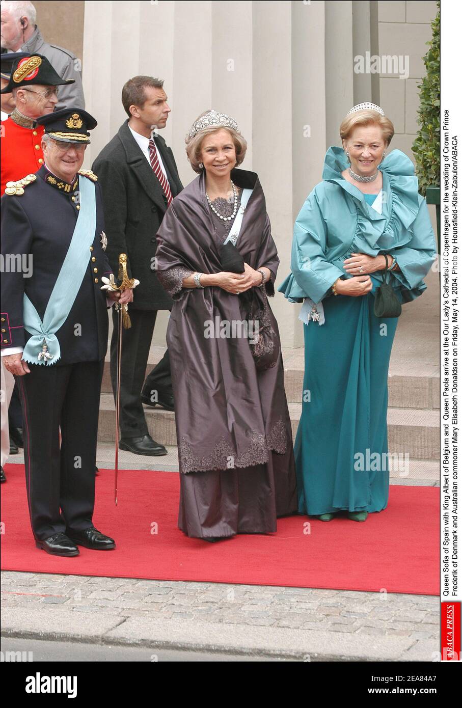 Königin Sofia von Spanien mit König Albert von Belgien und Königin Paola kommen in der Kathedrale unserer Lieben Frau von Kopenhagen zur Hochzeit von Kronprinz Frederik von Dänemark und australischen Bürgerin Mary Elisabeth Donaldson am Freitag, 14. Mai 2004. Foto von Hounsfield-Klein-Zabulon/ABACA Stockfoto