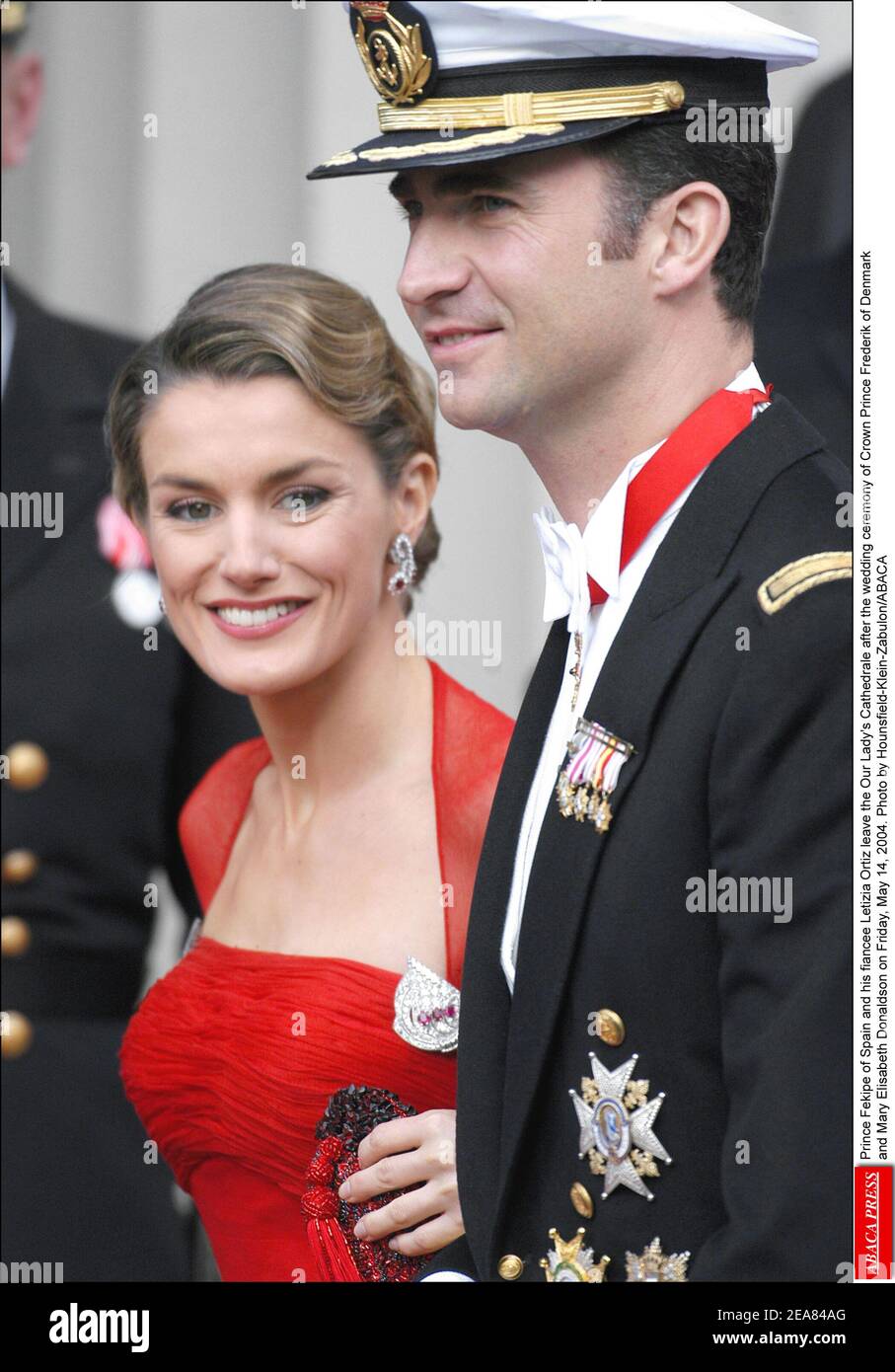 Prinz Felipe von Spanien und seine Verlobte Letizia Ortiz verlassen die Kathedrale unserer Lieben Frau nach der Trauung von Kronprinz Frederik von Dänemark und Maria Elisabeth Donaldson am Freitag, den 14. Mai 2004. Foto von Hounsfield-Klein-Zabulon/ABACA Stockfoto