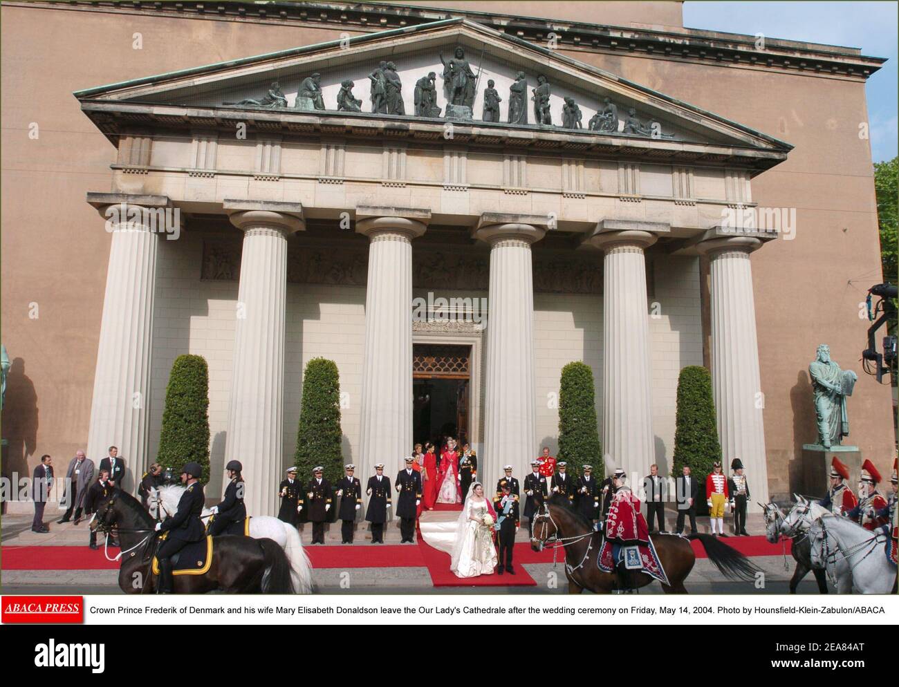 Kronprinz Frederik von Dänemark und seine Frau Mary Elisabeth Donaldson verlassen nach der Trauung am Freitag, den 14. Mai 2004, die Kathedrale der Muttergottes. Foto von Hounsfield-Klein-Zabulon/ABACA Stockfoto