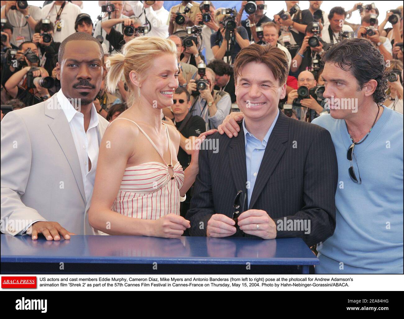 DIE US-Schauspieler und Schauspieler Eddie Murphy, Cameron Diaz, Mike Myers und Antonio Banderas (von links nach rechts) posieren bei der Fotozelle für Andrew Adamsons Animationsfilm 'Shrek 2' im Rahmen der Filmfestspiele von Cannes 57th in Cannes-Frankreich am Donnerstag, den 15. Mai 2004. Foto von Hahn-Nebinger-Gorassini/ABACA. Stockfoto