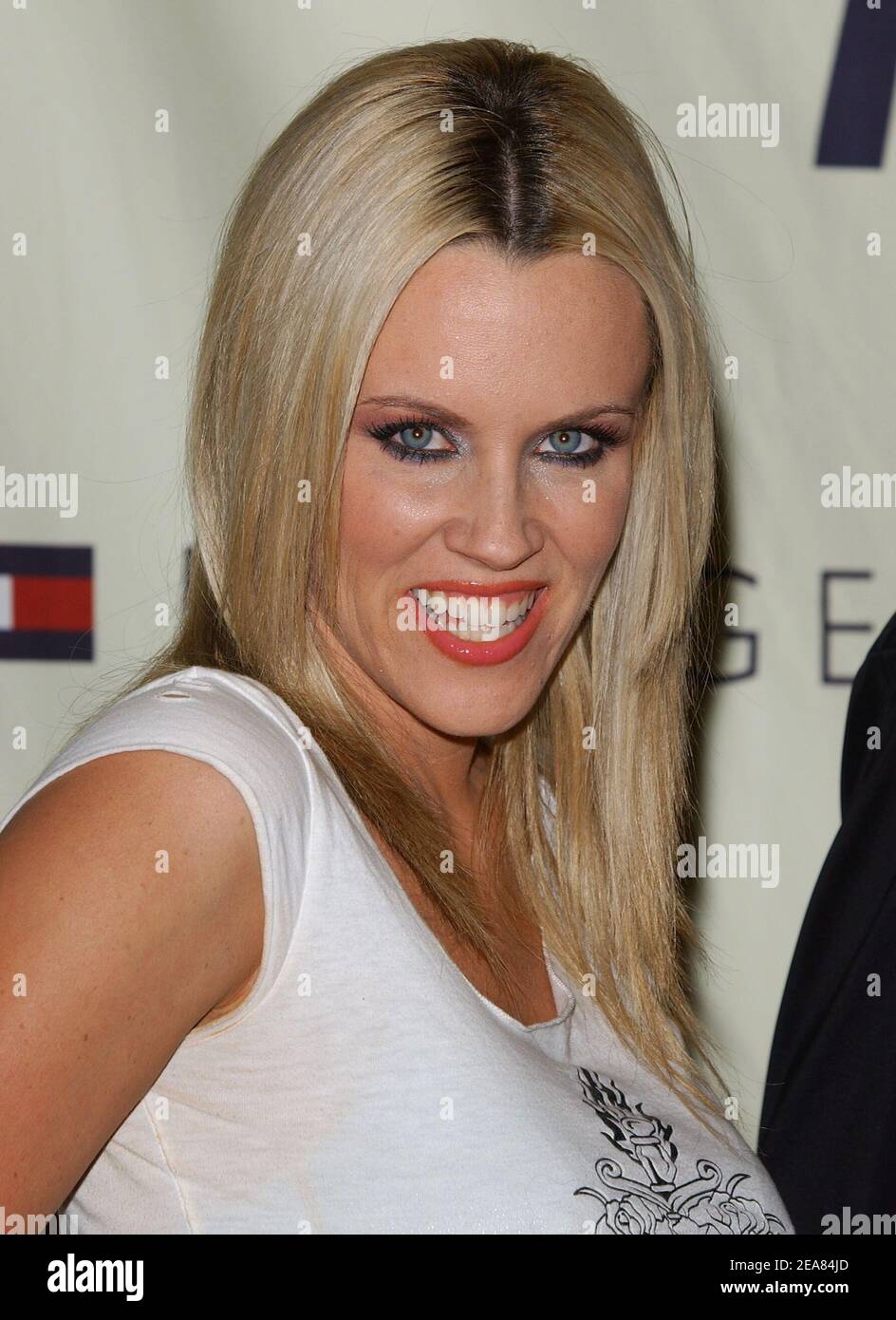 Jenny McCarthy kommt bei der jährlichen Race to Erase MS Gala 11th an, die am Freitag, den 14. Mai 2004 im Westin Century Plaza Hotel in Los Angeles stattfindet. (Im Bild: Jenny McCarthy). Foto von Nicolas Khayat/ABACA. Stockfoto