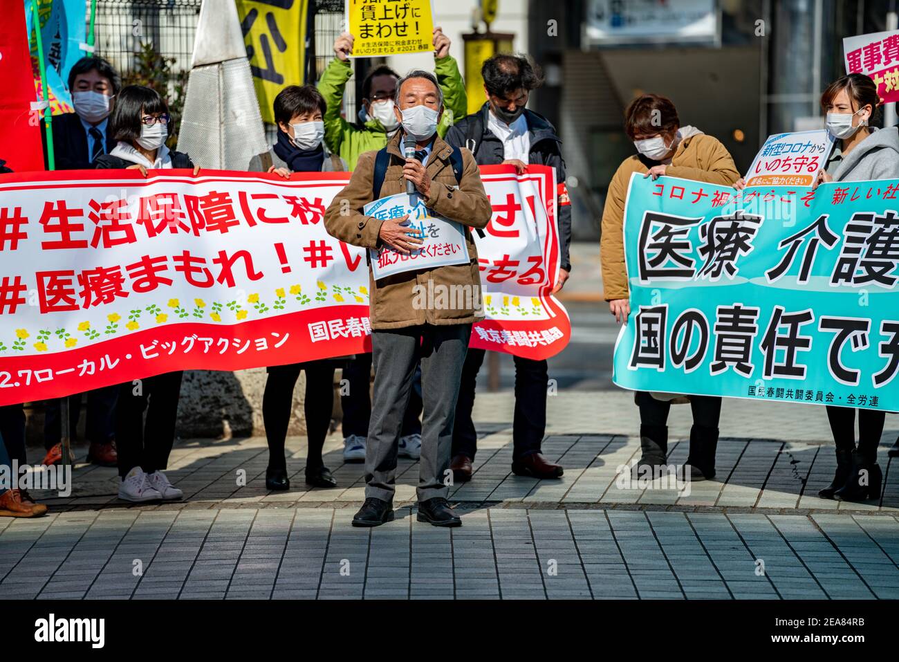 Demonstranten vor dem Shinjuku-Bahnhof in Tokio, Japan, drängen auf ein angemesseneres COVID-19-Pandemienetz für wirtschaftliche Sicherheit und Wohlfahrt der Regierung für kleine und mittlere Unternehmen, Freiberufler und Unternehmer. Demonstration von Mitgliedern der japanischen Föderation der Co-op-Gewerkschaften und der japanischen Föderation der Gewerkschaften für medizinische Arbeiter. Stockfoto