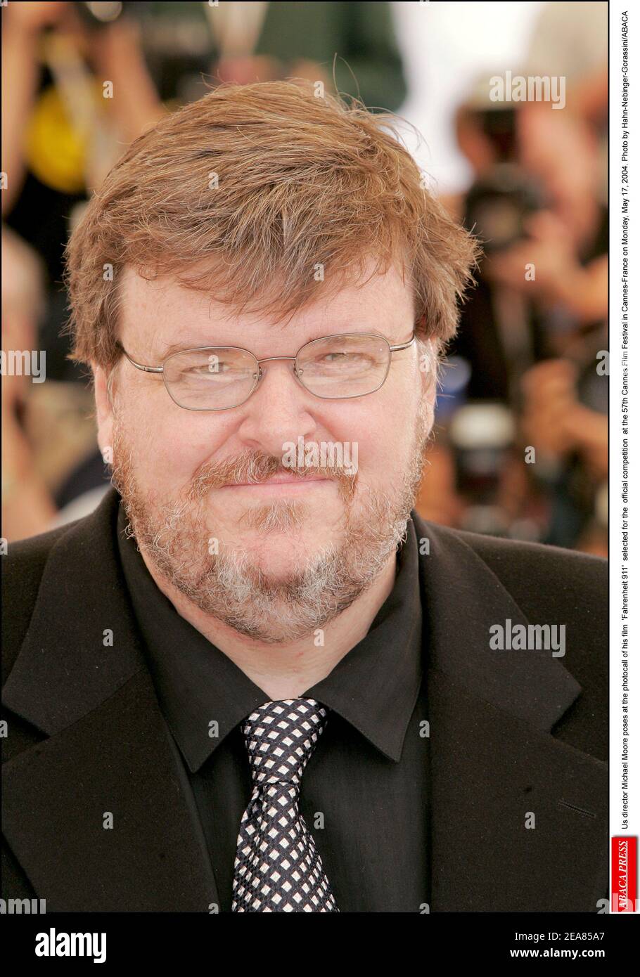 Der US-Regisseur Michael Moore posiert bei der Fotoaufnahme seines Films 'Fahrenheit 911', der am Montag, den 17. Mai 2004, für den offiziellen Wettbewerb der Filmfestspiele von Cannes 57th in Cannes-Frankreich ausgewählt wurde. Foto von Hahn-Nebinger-Gorassini/ABACA Stockfoto