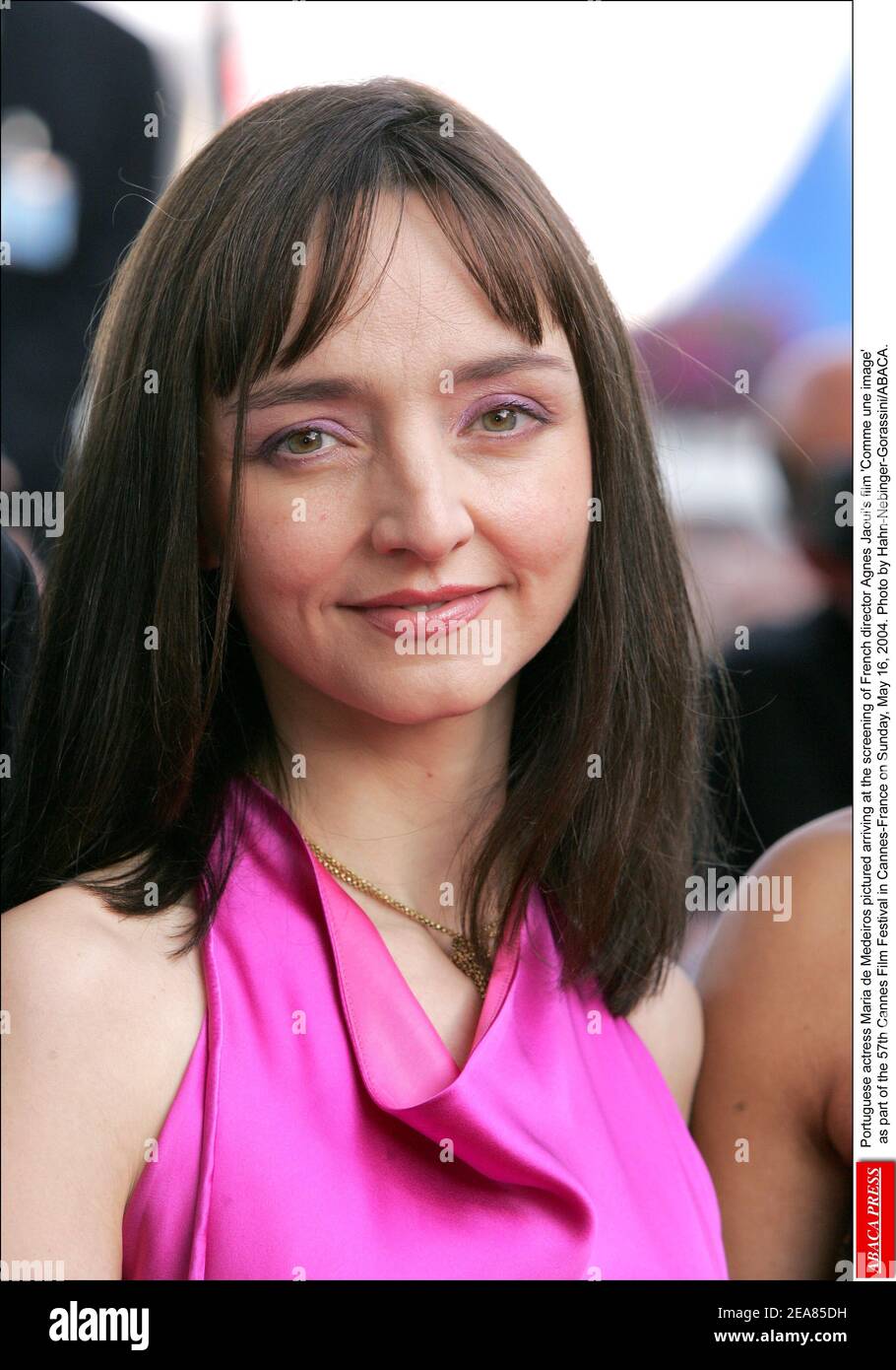 Die portugiesische Schauspielerin Maria de Medeiros zeigte, wie sie bei der Vorführung von Agnes Jaouis Film "Comme une image" im Rahmen der Filmfestspiele von Cannes 57th in Cannes am Sonntag, den 16. Mai 2004, eintraf. Foto von Hahn-Nebinger-Gorassini/ABACA. Stockfoto