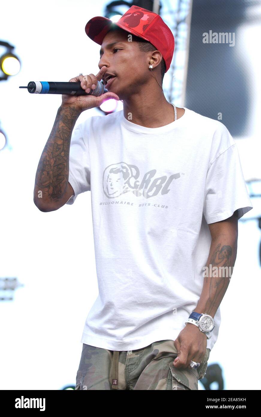 Pharrell Wiiliams von NERD beim 102,7 KIIS FM Wango Tango On-Air Concert 2004. Veranstaltung im Rose Bowl in Pasadena CA am 15. Mai 2004. (Im Bild: Pharrell Williams) Foto: Tim Mosenfelder/ABACA Stockfoto