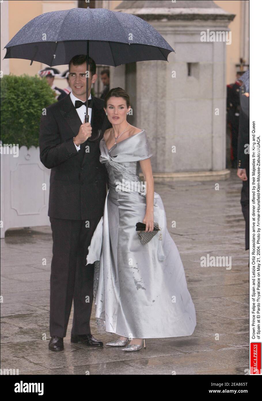 Kronprinz Felipe von Spanien und Letizia Ortiz Rocasolano kommen am 21. Mai 2004 zu einem Abendessen im Königspalast El Pardo an, das von ihren Majestäten, dem König und der Königin von Spanien, angeboten wird. Foto von Ammar-Hounsfield-Klein-Mousse-Zabulon/ABACA. Stockfoto