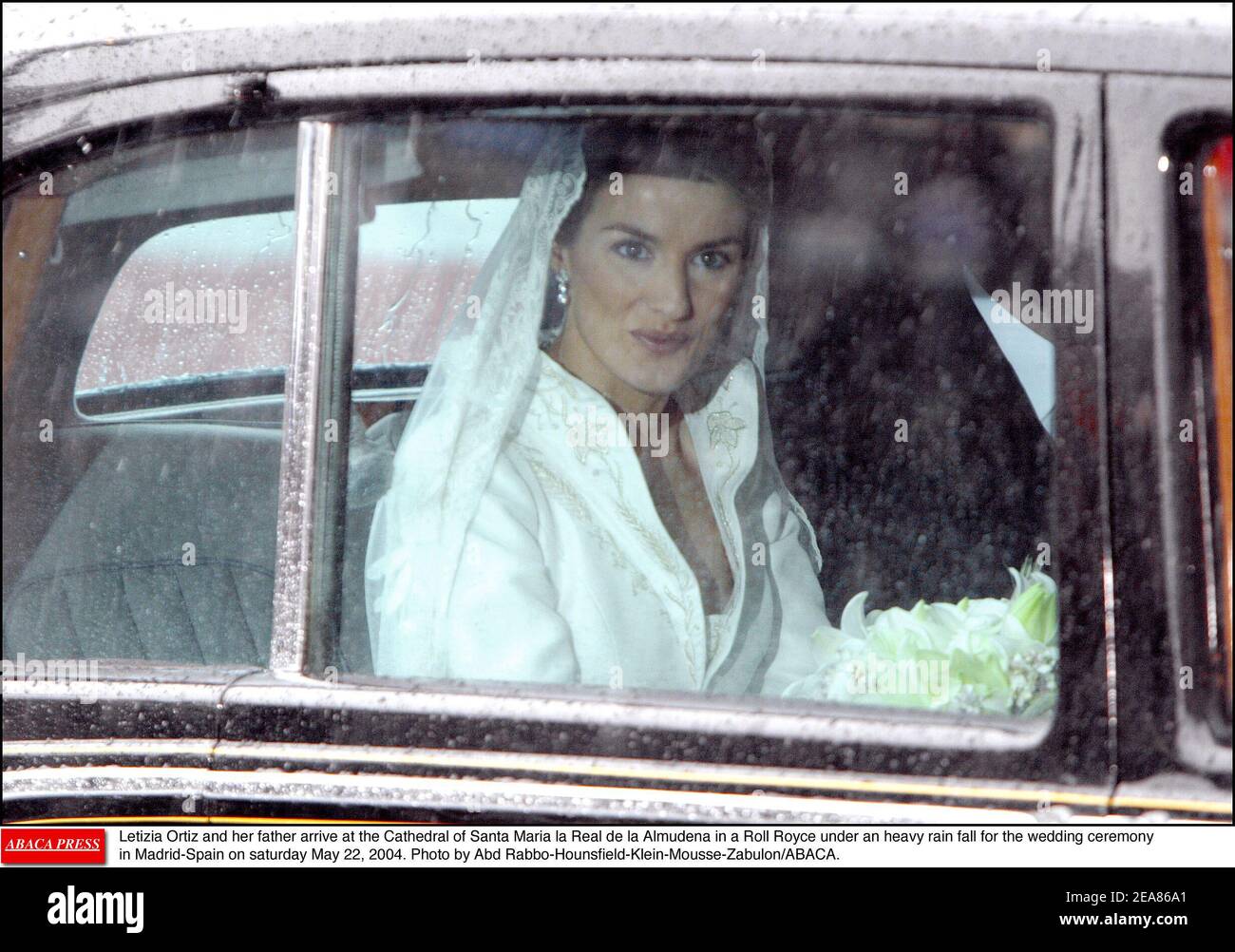 Letizia Ortiz und ihr Vater kommen in einem Roll Royce in der Kathedrale von Santa Maria la Real de la Almudena an, unter starkem Regen, zur Hochzeitszeremonie in Madrid-Spanien am samstag, 22. Mai 2004. Foto von Abd Rabbo-Hounsfield-Klein-Mousse-Zabulon/ABACA. Stockfoto