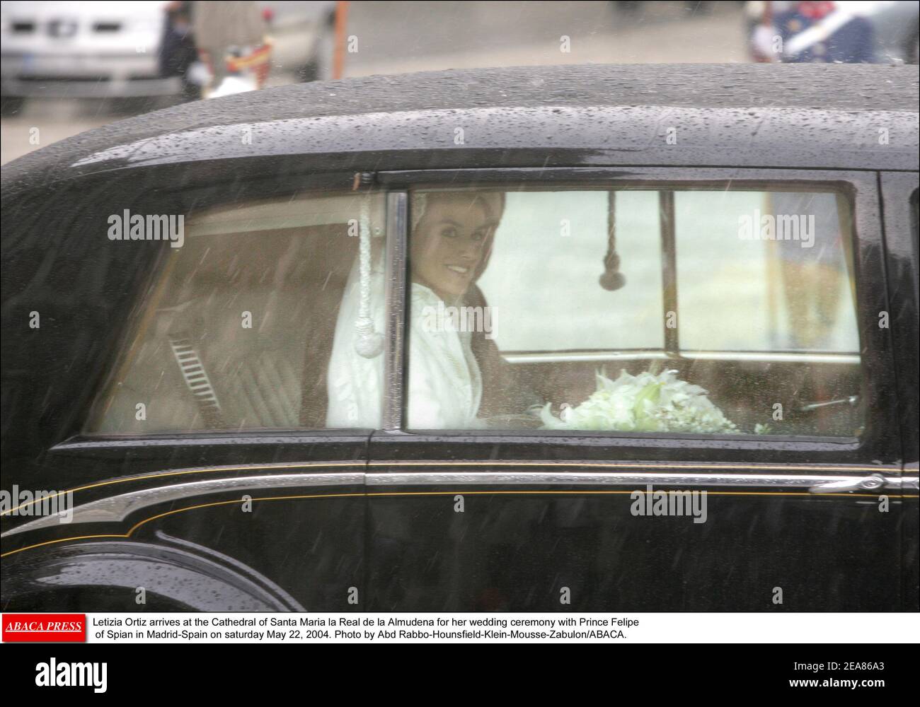 Letizia Ortiz kommt in der Kathedrale von Santa Maria la Real de la Almudena an, wo sie am samstag, den 22. Mai 2004, mit Prinz Felipe von Spian in Madrid-Spanien ihre Hochzeit feiern wird. Foto von Abd Rabbo-Hounsfield-Klein-Mousse-Zabulon/ABACA. Stockfoto