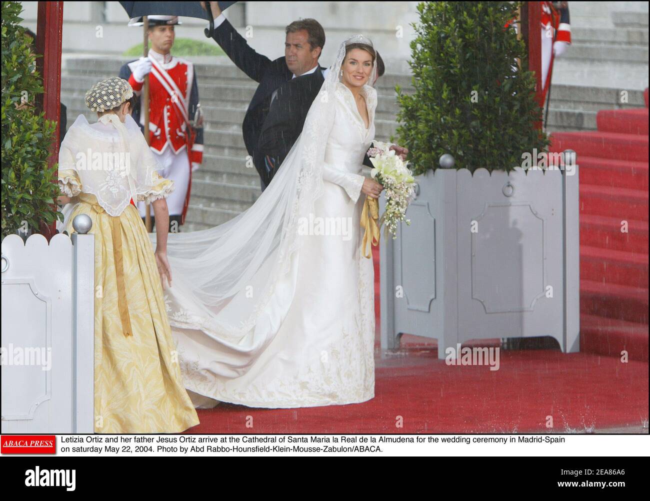 Letizia Ortiz und ihr Vater Jesus Ortiz kommen am samstag, dem 22. Mai 2004, zur Hochzeitszeremonie in Madrid-Spanien in die Kathedrale Santa Maria la Real de la Almudena. Foto von Abd Rabbo-Hounsfield-Klein-Mousse-Zabulon/ABACA. Stockfoto