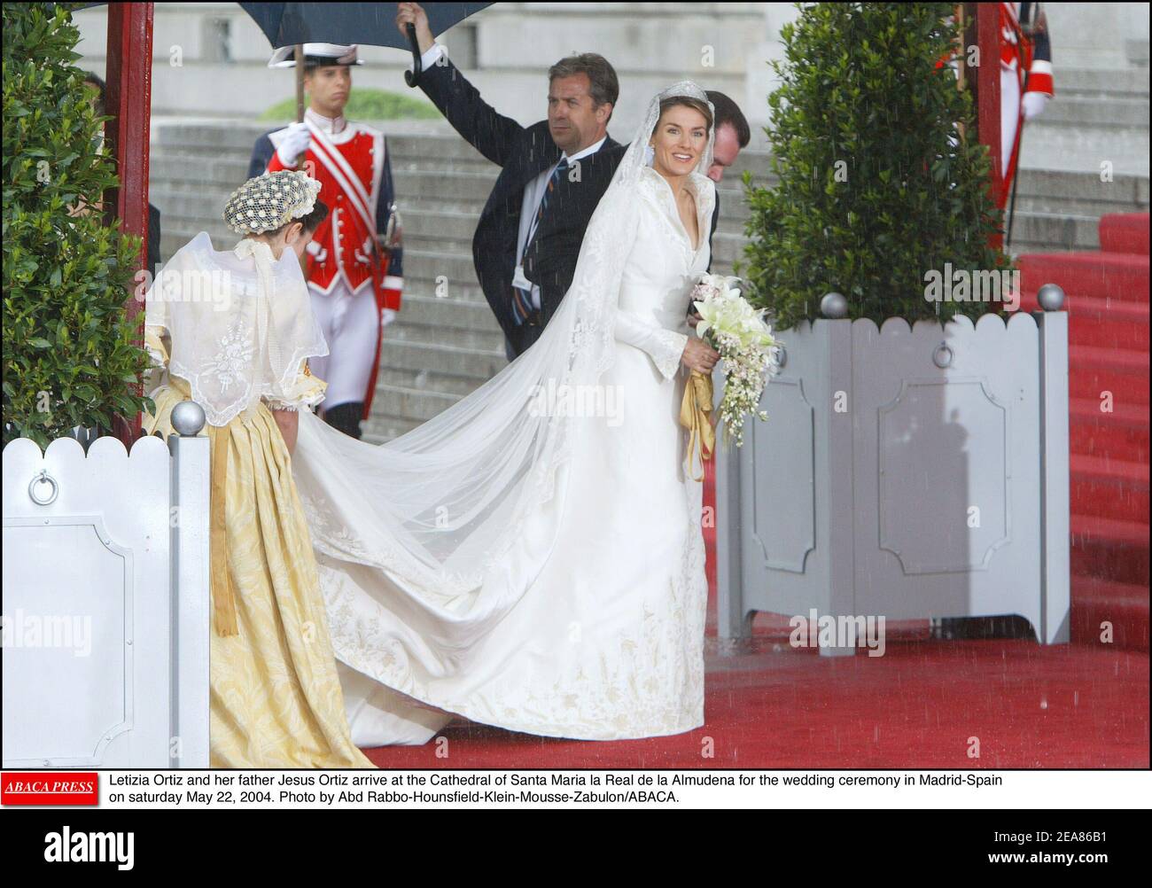 Letizia Ortiz und ihr Vater Jesus Ortiz kommen am samstag, dem 22. Mai 2004, zur Hochzeitszeremonie in Madrid-Spanien in die Kathedrale Santa Maria la Real de la Almudena. Foto von Abd Rabbo-Hounsfield-Klein-Mousse-Zabulon/ABACA. Stockfoto