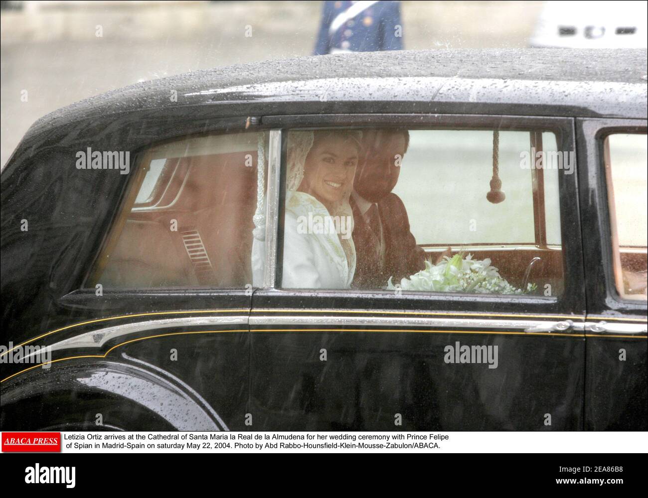 Letizia Ortiz kommt in der Kathedrale von Santa Maria la Real de la Almudena an, wo sie am samstag, den 22. Mai 2004, mit Prinz Felipe von Spian in Madrid-Spanien ihre Hochzeit feiern wird. Foto von Abd Rabbo-Hounsfield-Klein-Mousse-Zabulon/ABACA. Stockfoto