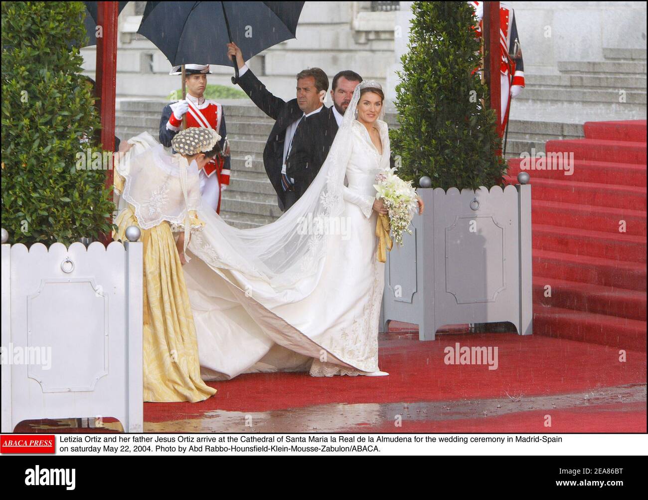 Letizia Ortiz und ihr Vater Jesus Ortiz kommen am samstag, dem 22. Mai 2004, zur Hochzeitszeremonie in Madrid-Spanien in die Kathedrale Santa Maria la Real de la Almudena. Foto von Abd Rabbo-Hounsfield-Klein-Mousse-Zabulon/ABACA. Stockfoto