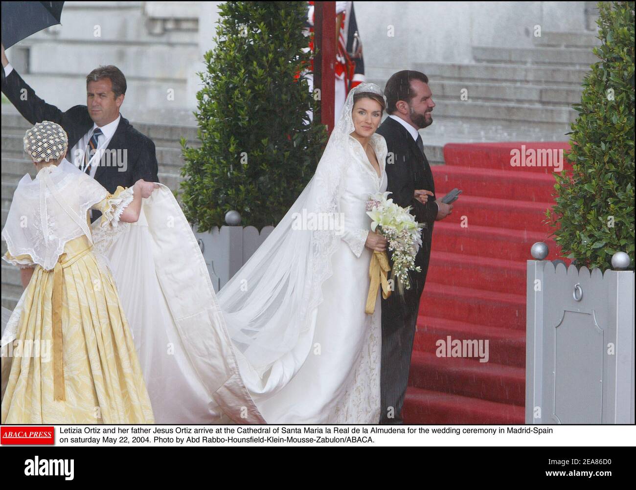 Letizia Ortiz und ihr Vater Jesus Ortiz kommen am samstag, dem 22. Mai 2004, zur Hochzeitszeremonie in Madrid-Spanien in die Kathedrale Santa Maria la Real de la Almudena. Foto von Abd Rabbo-Hounsfield-Klein-Mousse-Zabulon/ABACA. Stockfoto